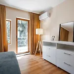 Sunny Balcony 2br Center Апартаменты *