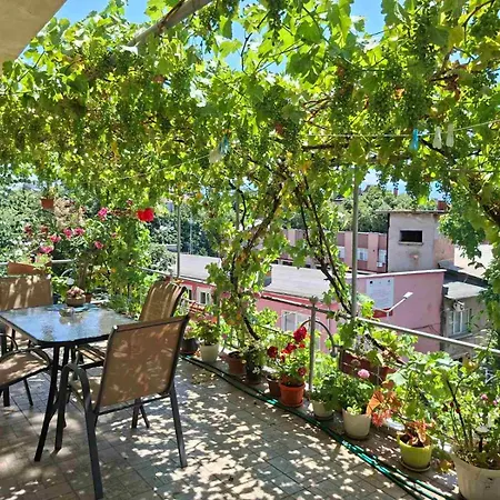 Sunny Balcony 2Br Apartment Top Center *