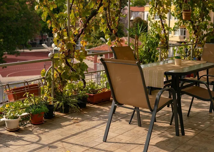 Sunny Balcony 2Br Apartment Top Center *