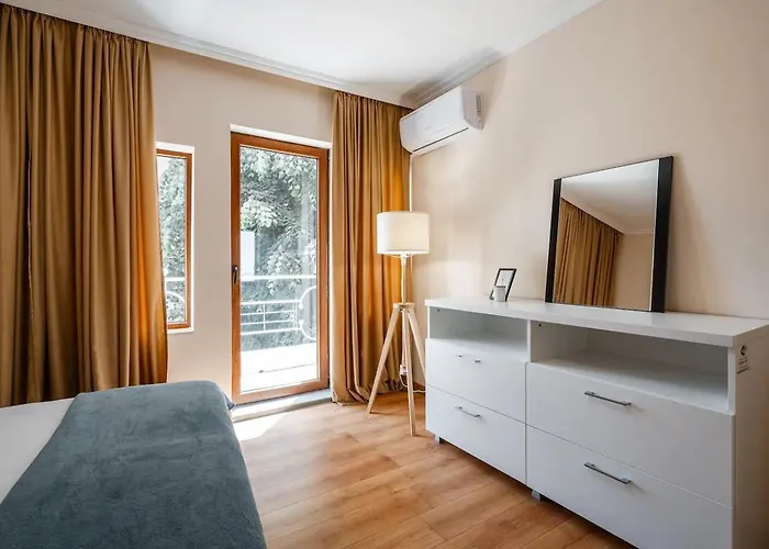 Sunny Balcony 2Br Apartment Top Center Apartment *