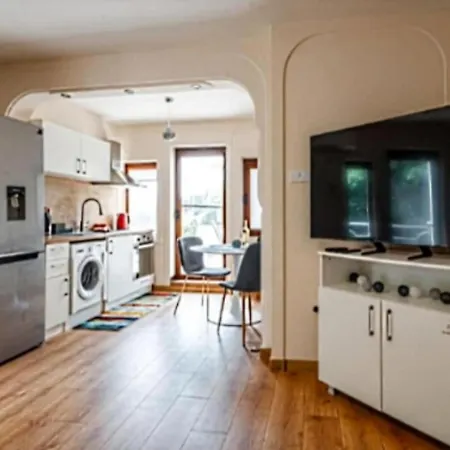 2-bedroom Flat - Sunny Balcony Apartment *