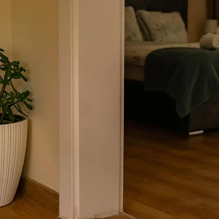 2-bedroom Flat - Sunny Balcony Апартамент