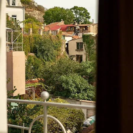 Sunny Balcony 2br Center Апартаменты *