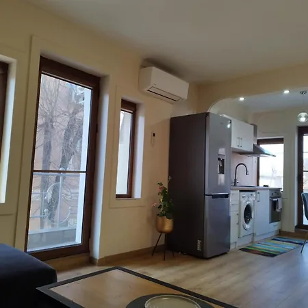 Apartment 2-bedroom Flat - Sunny Balcony