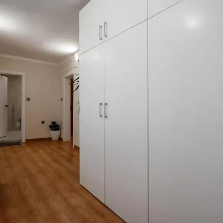 2-bedroom Flat - Sunny Balcony Apartment *