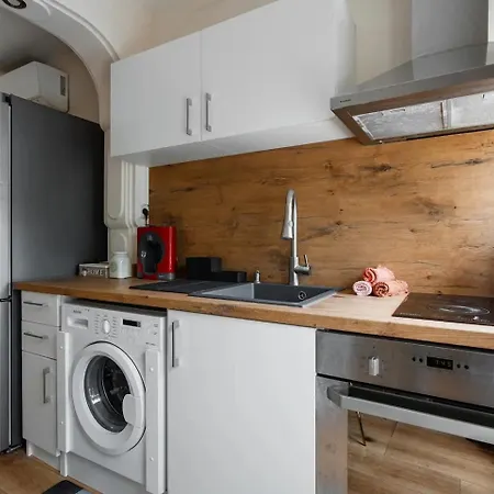 Апартамент 2-bedroom Flat - Sunny Balcony