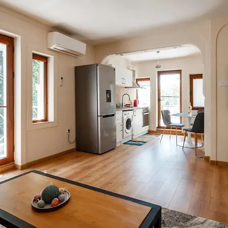 2-bedroom Flat - Sunny Balcony Апартамент *