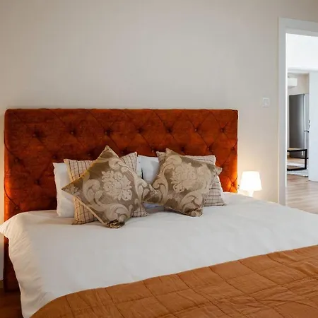Apartment 2-bedroom Flat - Sunny Balcony *