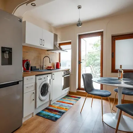 2-bedroom Flat - Sunny Balcony