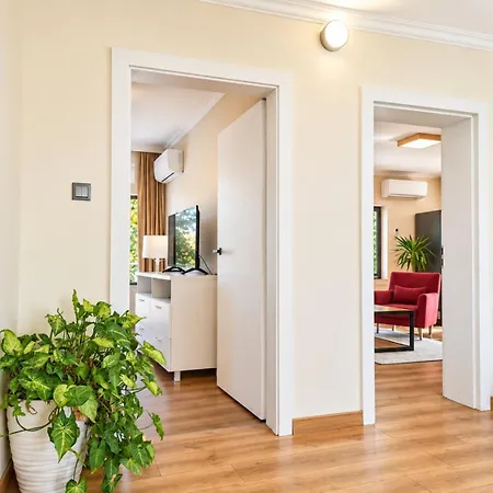 Sunny Balcony 2br Center Daire