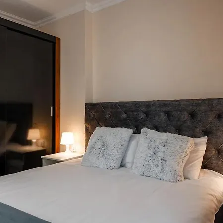 Sunny Balcony 2br Center Daire