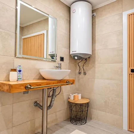 Sunny Balcony 2br Center Daire