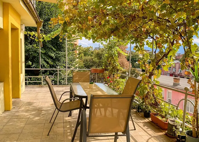 Sunny Balcony 2Br Apartment Top Center 公寓