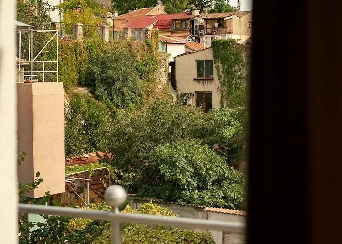 Sunny Balcony 2Br Apartment Top Center 公寓 *