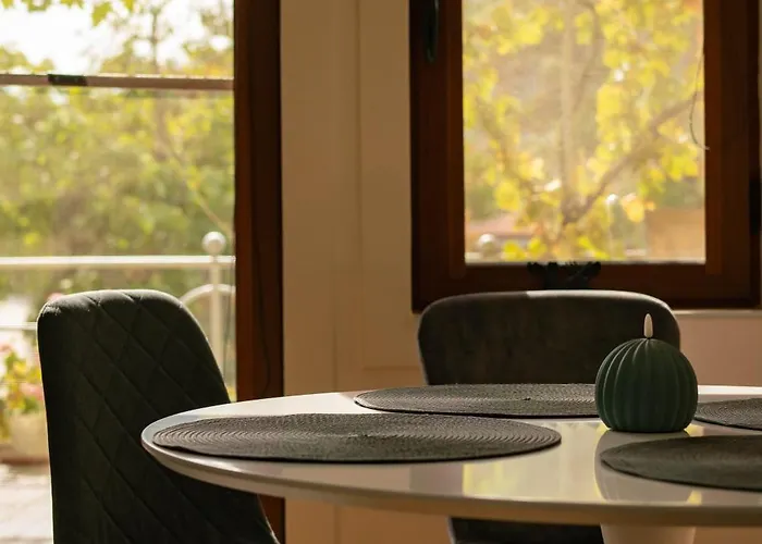 公寓 Sunny Balcony 2Br Apartment Top Center *