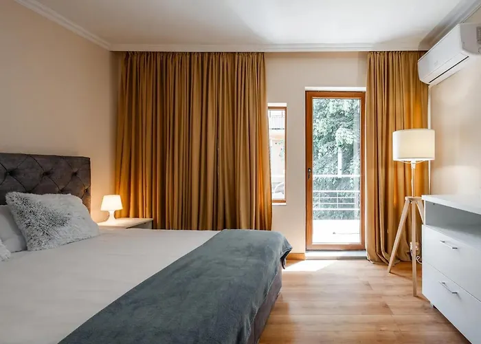 Sunny Balcony 2br Center