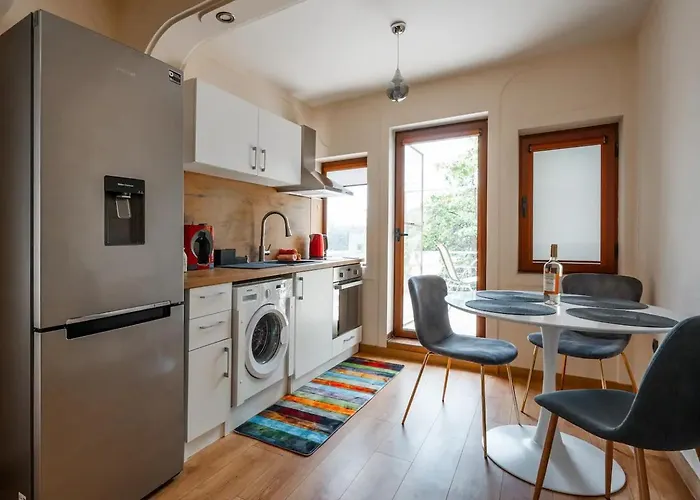 Sunny Balcony 2br Center